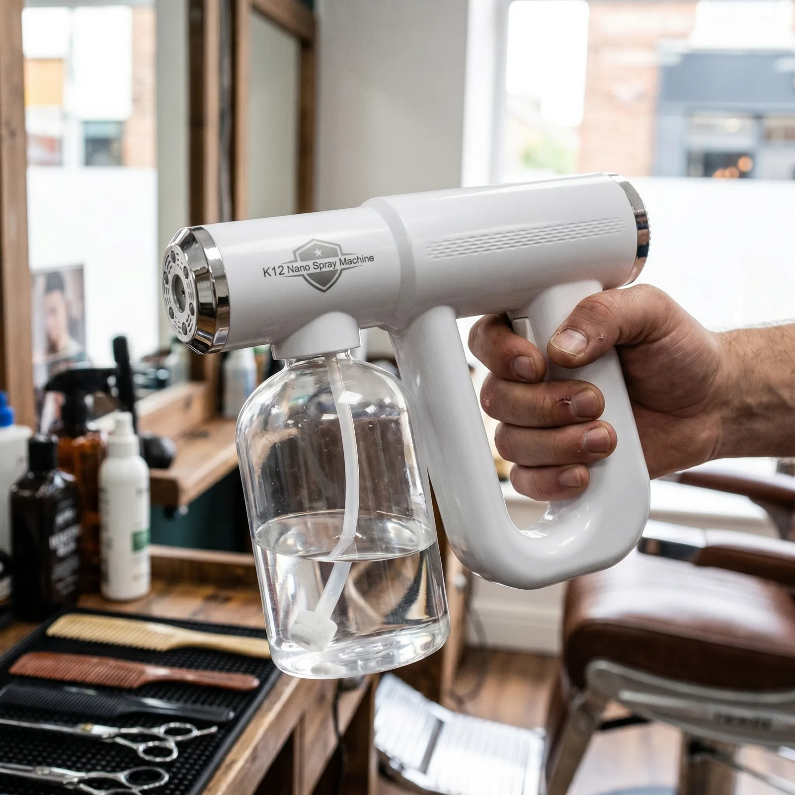 Detail of the split-body sprayer — one-hand cordless instrument